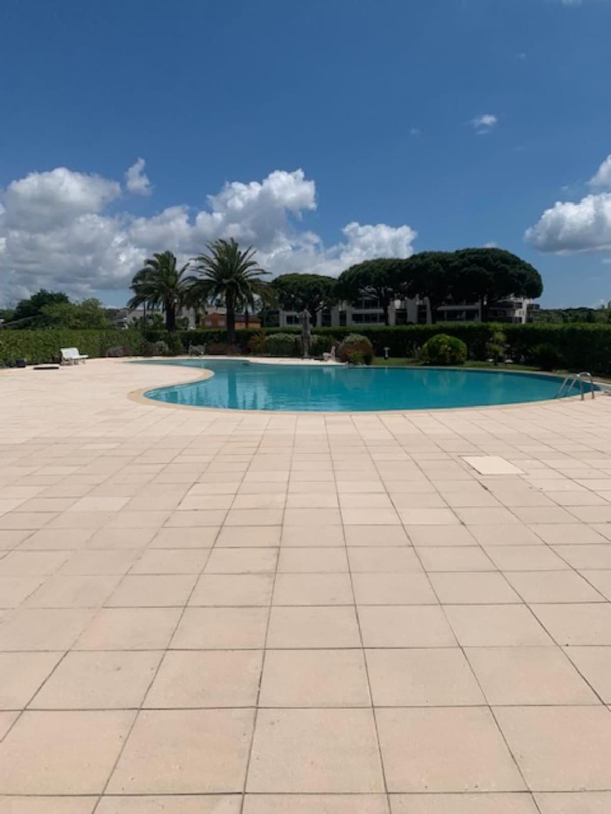 Spacious Apartment With Pool Located In The Marina Of Mandelieu Zewnętrze zdjęcie